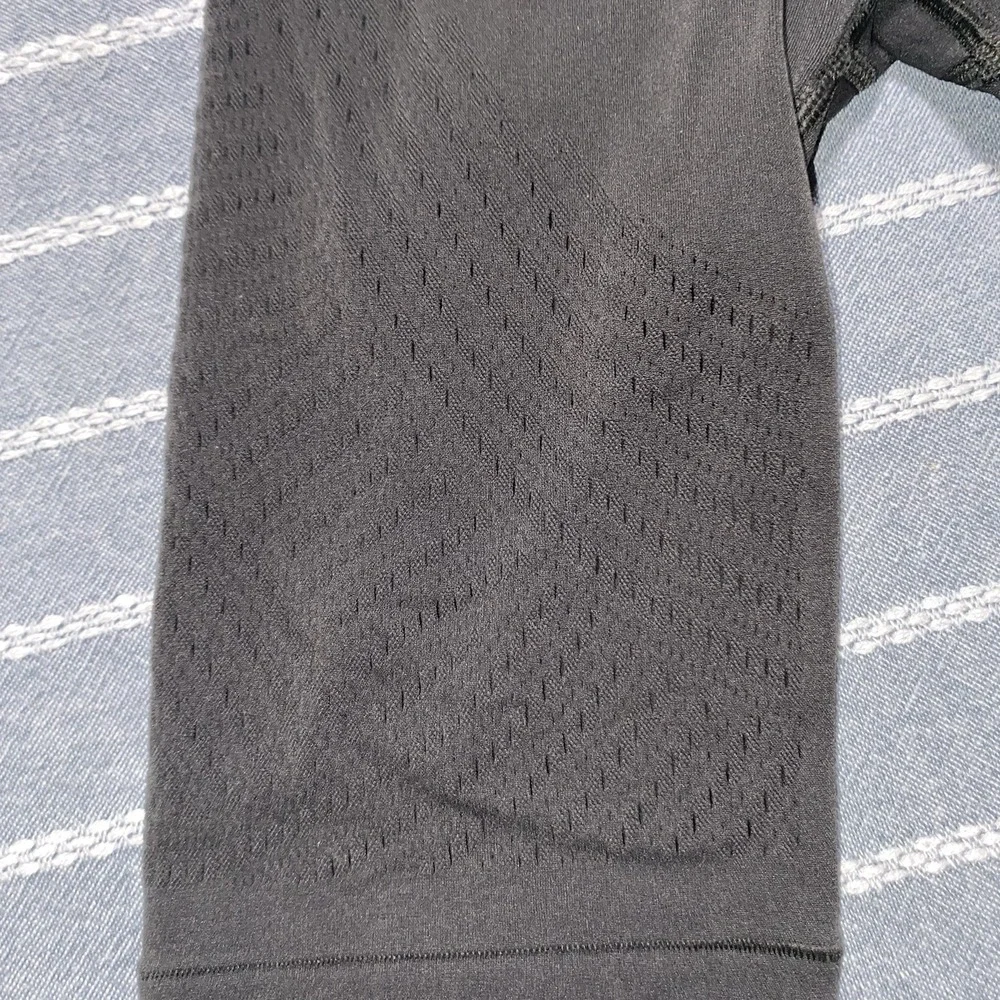 Lululemon Grey Reveal Digital Rain Biker Shorts Size 4 Athletic